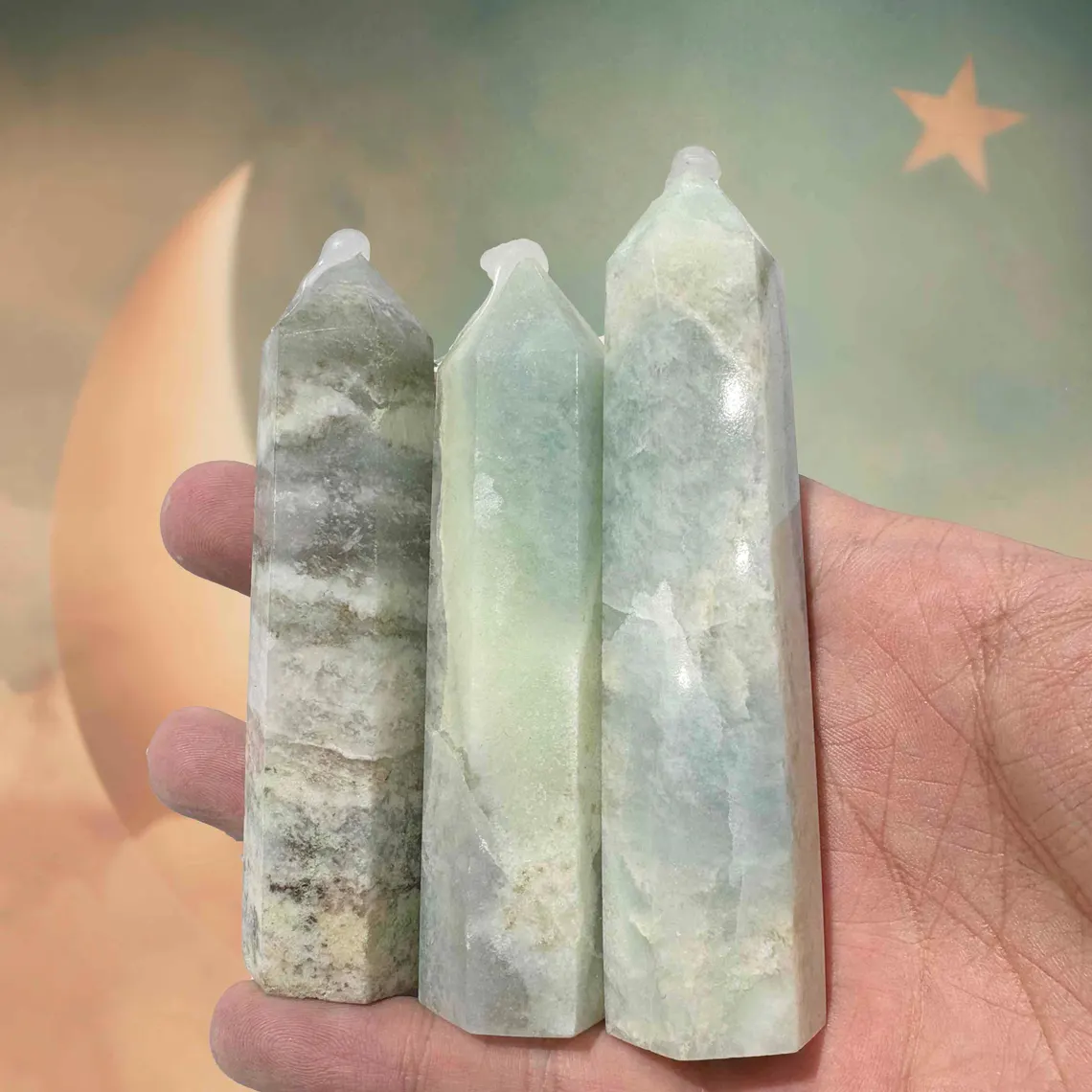 Natural Atlantis stone tower 6–8cm with soft green and beige tones